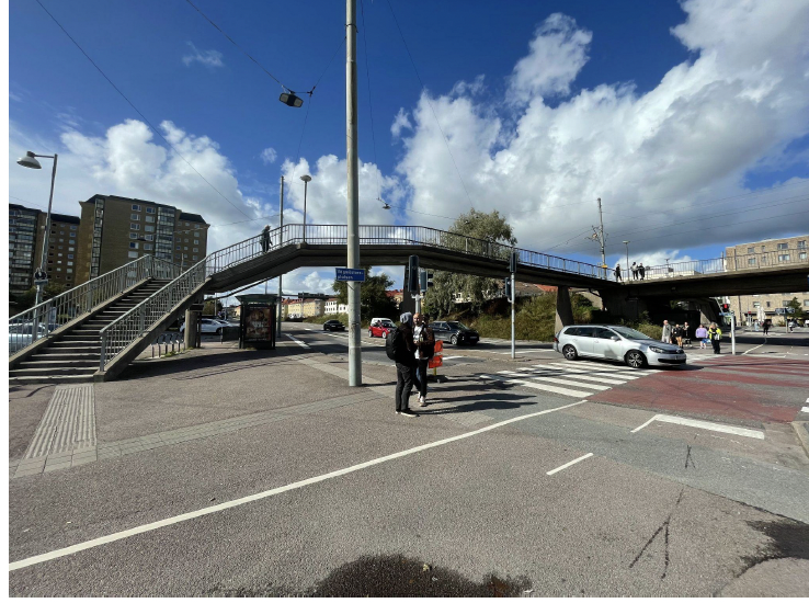 A pedestrian bridge and crossing at Vågmästareplatsen during on-site observation